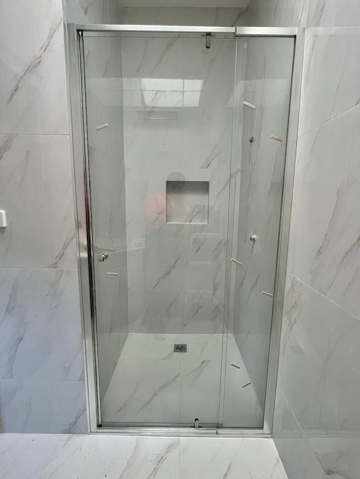 Violet 6mm Semi-Frameless Pivot Screen Chrome | Convex 5 Violet 6mm Semi-Frameless Pivot Screen Chrome | Convex - Image 5